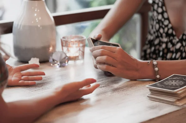 Mujer Está Leyendo Cartas Del Tarot Cafetería — Foto de Stock