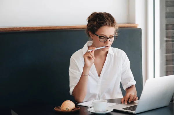 Junge Studentin Mit Laptop Sitzt Café Und Arbeitet Mit Laptop — Stockfoto