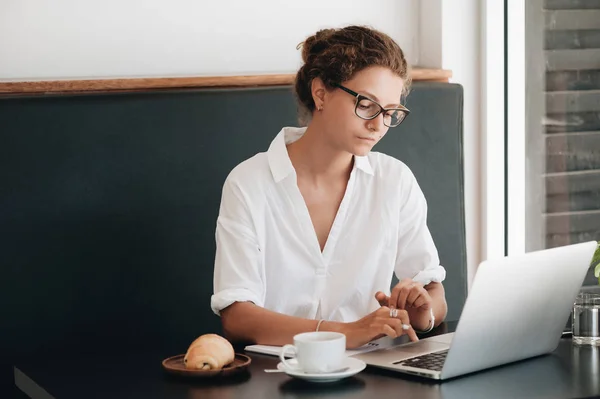 Junge Studentin Mit Laptop Sitzt Café Und Arbeitet Mit Laptop — Stockfoto