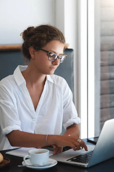 Junge Studentin Mit Laptop Sitzt Café Und Arbeitet Mit Laptop — Stockfoto