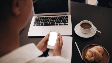 kafede Smartphone kullanan kız.