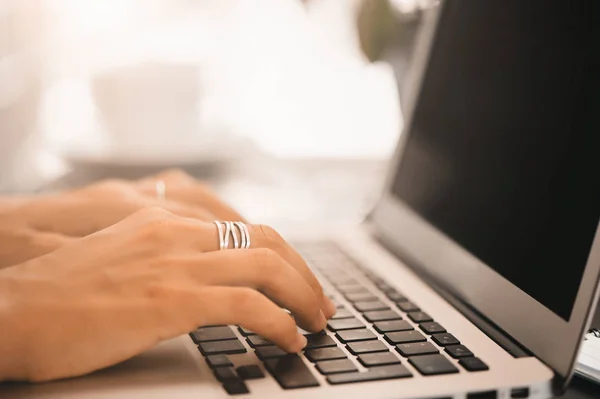 Nahaufnahme weiblicher Finger beim Tippen auf dem Laptop — Stockfoto