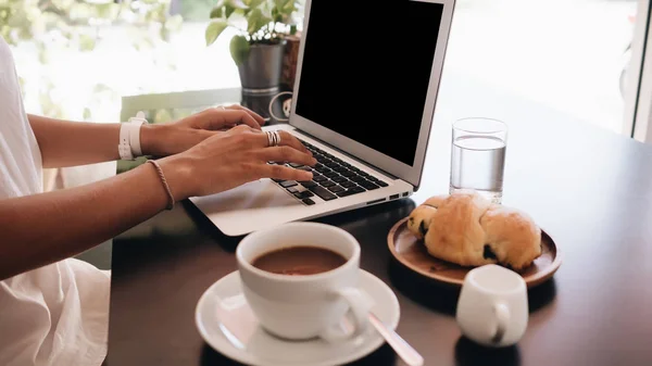 Jovem Estudante Com Laptop Sentado Café Trabalhando Com Laptop Tomando — Fotografia de Stock