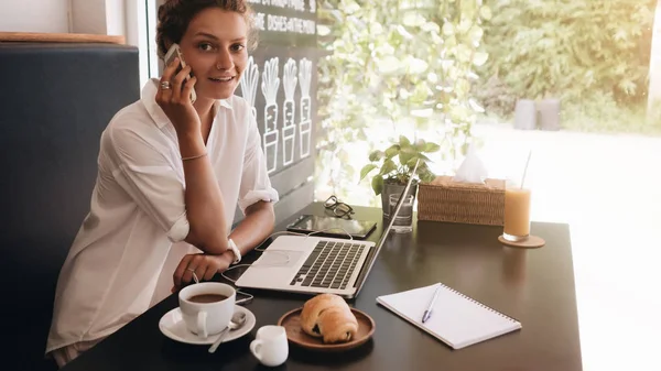 Junge Studentin Mit Laptop Sitzt Café Und Arbeitet Mit Laptop — Stockfoto