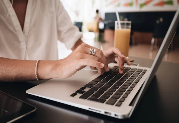 Junge Studentin Mit Laptop Sitzt Café Und Arbeitet Mit Laptop — Stockfoto