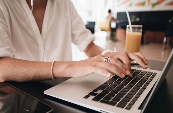 Junge Studentin Mit Laptop Sitzt Café Und Arbeitet Mit Laptop — Stockfoto