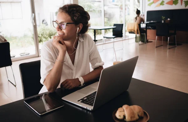 Junge Studentin Arbeitet Mit Laptop Café Beim Frühstück — Stockfoto