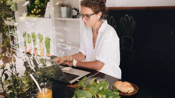 Νεαρή Γυναίκα Φοιτητών Που Εργάζονται Laptop Στο Café Ενώ Πρωινό — Φωτογραφία Αρχείου