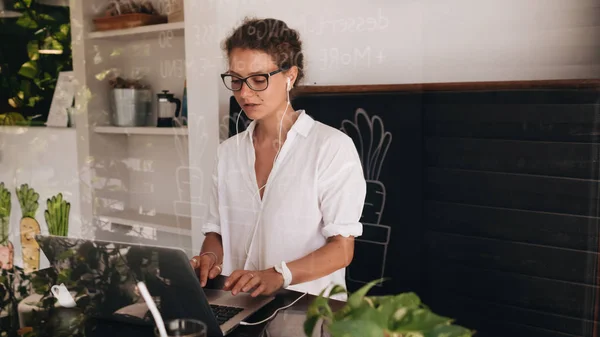 Junge Studentin Mit Laptop Sitzt Café Und Arbeitet Mit Laptop — Stockfoto