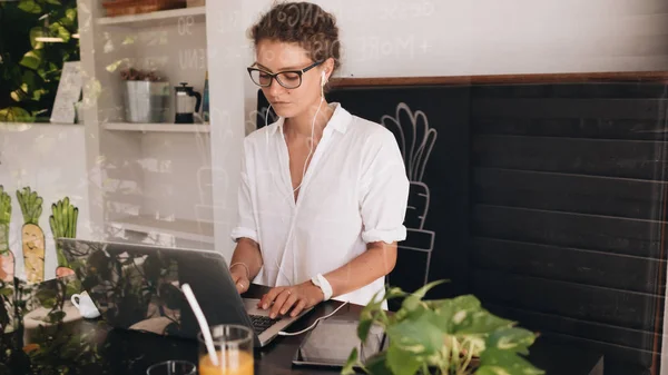 Junge Studentin Mit Laptop Sitzt Café Und Arbeitet Mit Laptop — Stockfoto