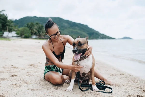 Glada Ganska Ung Kvinna Eyeglases Sitter Och Kramar Hennes Hund — Stockfoto