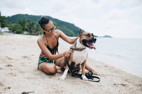 Jovem Mulher Bonita Alegre Óculos Sentado Abraçando Seu Cão Praia — Fotografia de Stock