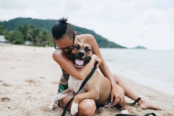 Glada Ganska Ung Kvinna Eyeglases Sitter Och Kramar Hennes Hund — Stockfoto
