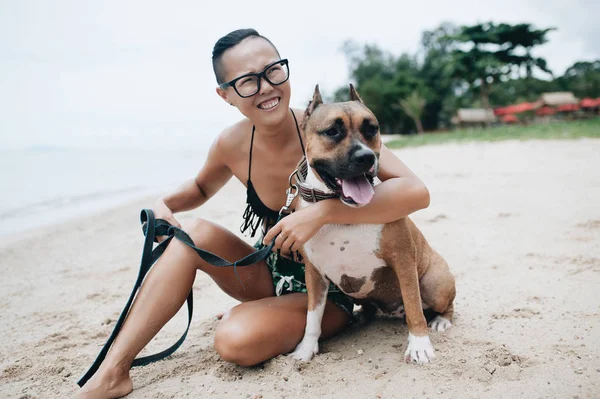 Jovem Mulher Bonita Alegre Óculos Sentado Abraçando Seu Cão Praia — Fotografia de Stock