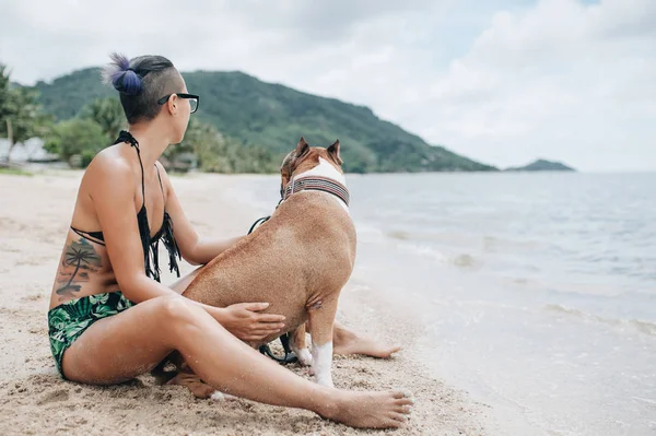 Jovem Mulher Bonita Alegre Óculos Sentado Abraçando Seu Cão Praia — Fotografia de Stock