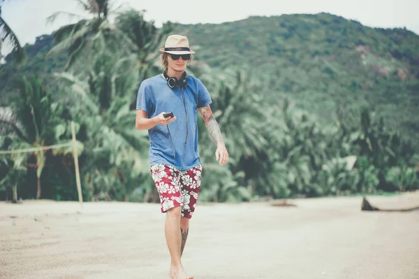 Jonge Man Hoofdtelefoons Zonnebril Het Strand Wandelen Luisteren Naar Muziek — Stockfoto