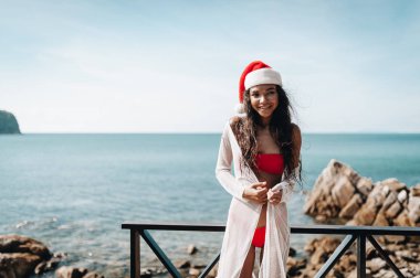 Noel Baba'nın şapkalı güzel kadın eğlenceli plaj vardır.