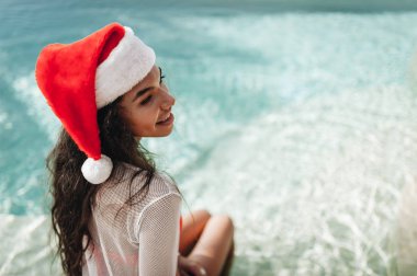 Noel Babalar şapkalı güzel kadın havuz özel Villa, eğlenir