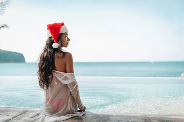 Beautiful Woman Santas Hat Has Fun Poolside Private Villa — Stock Photo, Image