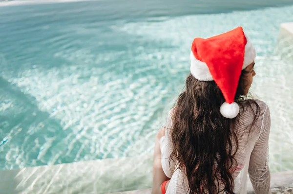 Beautiful Woman Santas Hat Has Fun Poolside Private Villa — Stock Photo, Image