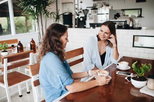 Χαρούμενα Φίλες Κουβέντα Στην Καφετέρια Δύο Όμορφες Νεαρές Γυναίκες Κουτσομπολεύουν — Φωτογραφία Αρχείου