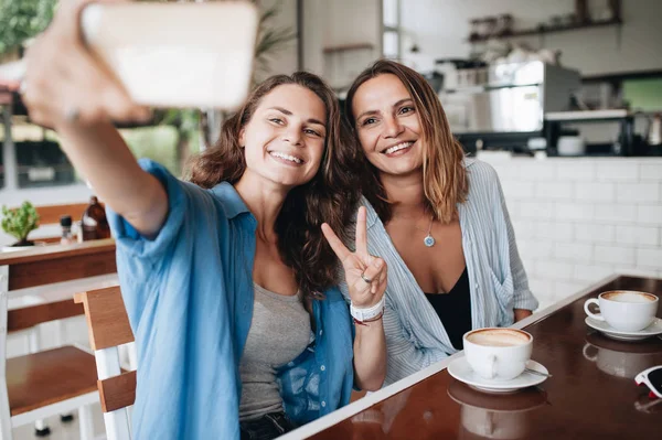 Amici Femminili Allegri Scattare Foto Selfie Caffè Due Belle Giovani — Foto Stock