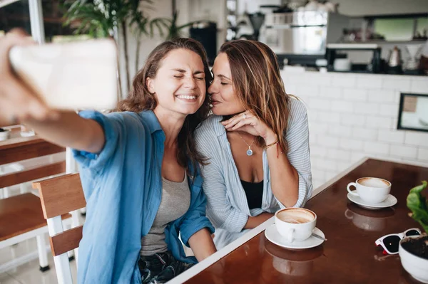 Vrolijke Vriendinnen Nemen Selfie Foto Café Twee Mooie Jonge Vrouwen — Stockfoto