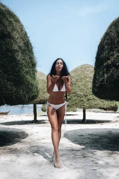 Joven Mujer Feliz Sexy Bikini Blanco Playa — Foto de Stock