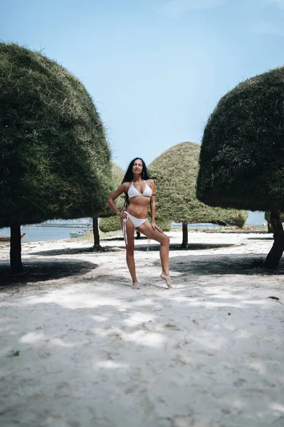 Mladá Sexy Šťastná Žena Bílých Bikinách Pláži — Stock fotografie
