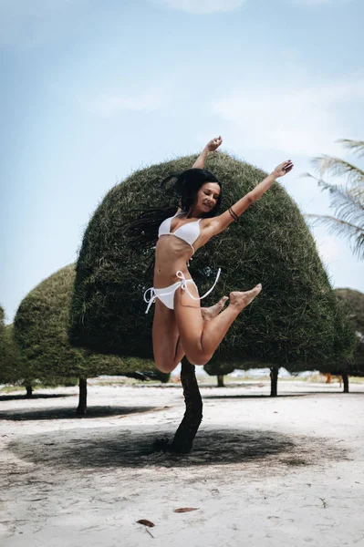 Giovane Donna Sexy Felice Bikini Bianco Sulla Spiaggia — Foto Stock
