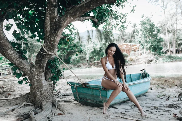 Mujer Atractiva Sentada Barco Playa —  Fotos de Stock