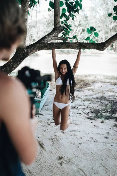 Ember Videósok Így Videó Vonzó Bikini Strandon — Stock Fotó