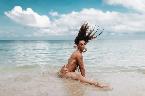 Bella Donna Salta Fuori Dal Mare Con Grande Schizzo — Foto Stock