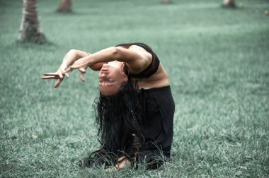 Esmer kadın palmiye ağaçları arasında açık havada dans