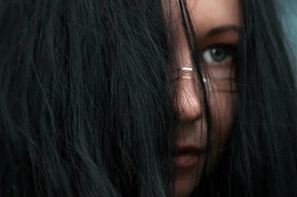 Kadın Yüzü Siyah Uzun Saçlarla Kaplı Görüntüsünü Kapatmak — Stok fotoğraf