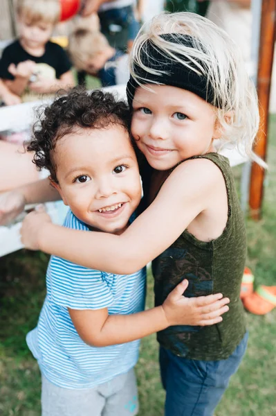 Two happy little boys hug each other — Stock Photo, Image