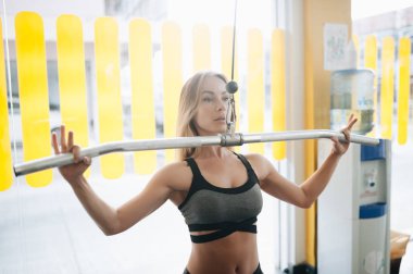 genç ve güzel kadın spor eğitimi