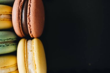 Koyu arka planda Makaron makro görünümü