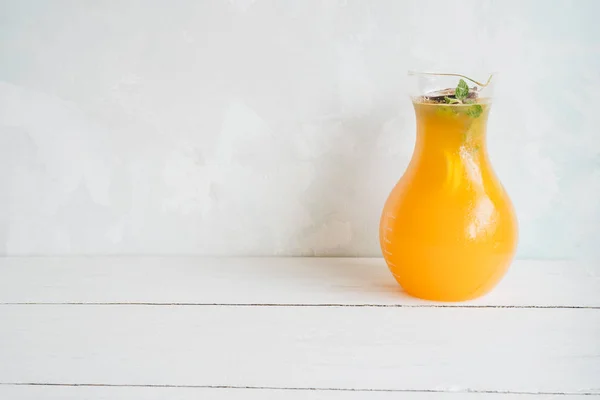 Il barattolo di vetro con limonata su sfondo bianco — Foto Stock
