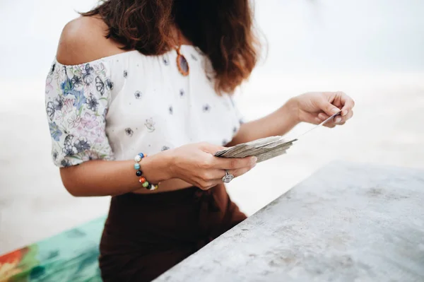 Mujer está leyendo cartas del Tarot en la playa — Foto de Stock