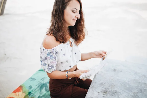 Жінка читає карти Таро на пляжі — стокове фото