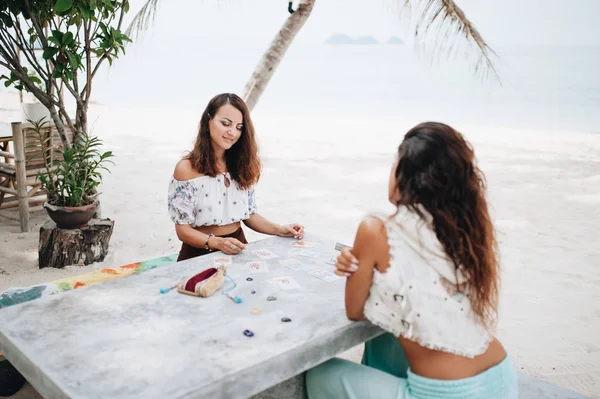 女性はビーチでタロットカードを読んでいます — ストック写真