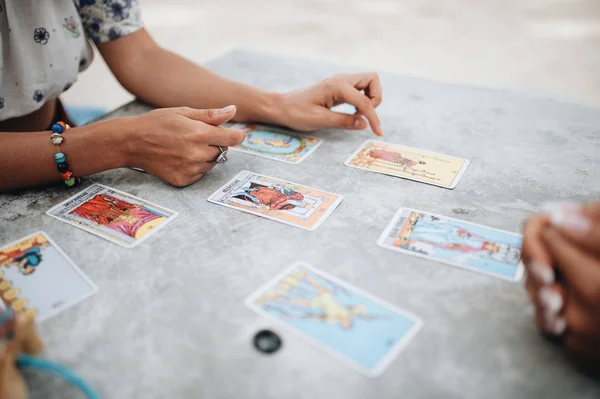 Kadın plajda Tarot kartları okuyor