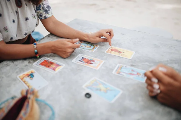 Kadın plajda Tarot kartları okuyor
