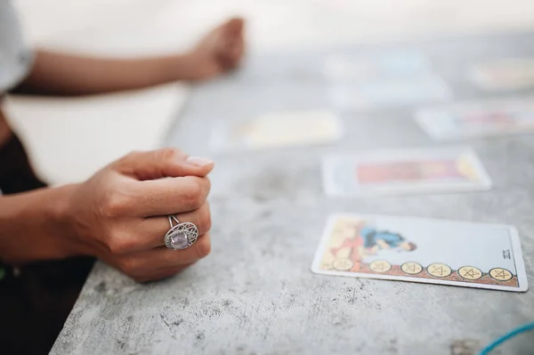 Kadın plajda Tarot kartları okuyor