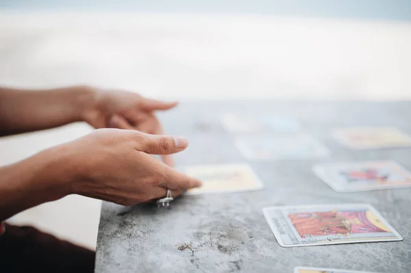 Η γυναίκα διαβάζει τις κάρτες Ταρώ στην παραλία — Φωτογραφία Αρχείου