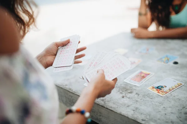 Kadın plajda Tarot kartları okuyor