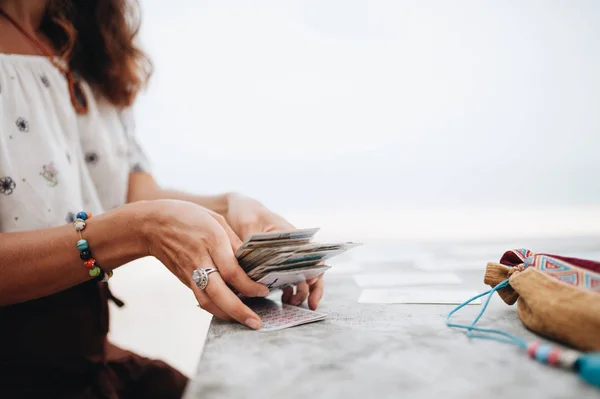 Mujer está leyendo cartas del Tarot en la playa — Foto de Stock