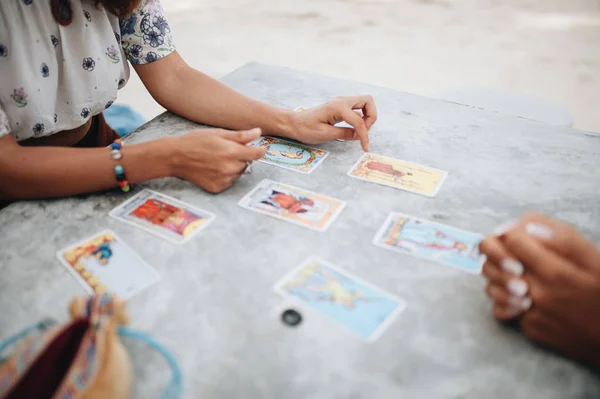 Wanita membaca kartu Tarot di pantai Stok Gambar Bebas Royalti