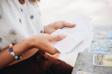Kadın plajda Tarot kartları okuyor